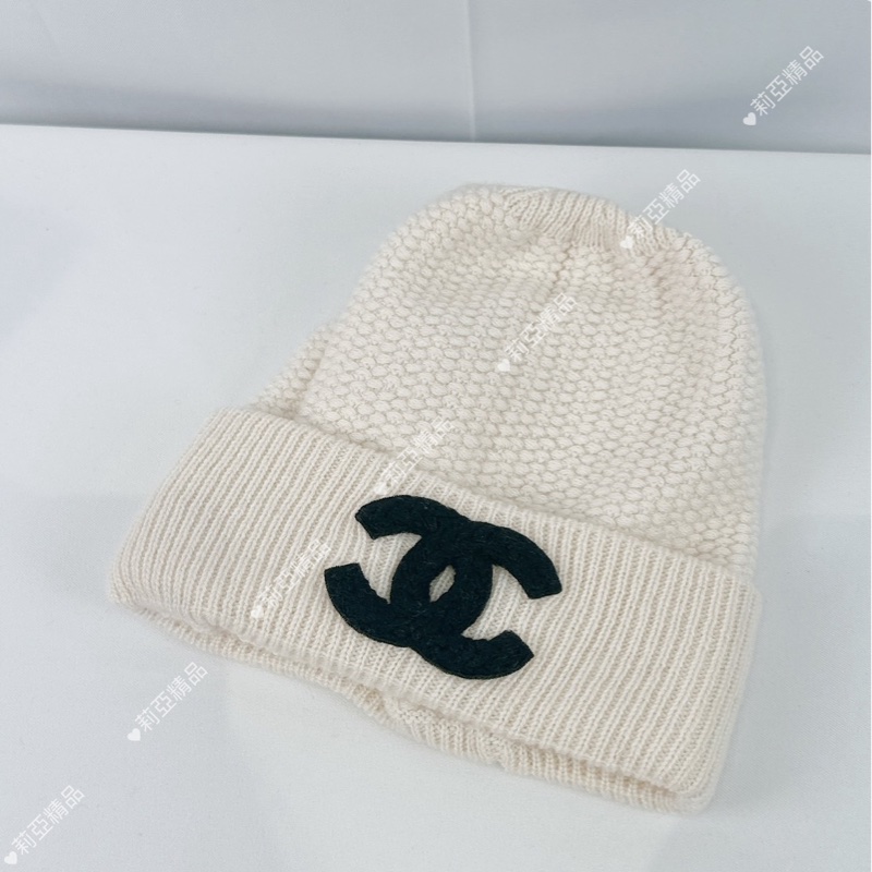 莉亞精品♡ Chanel 白毛帽 黑logo 二手美品-2