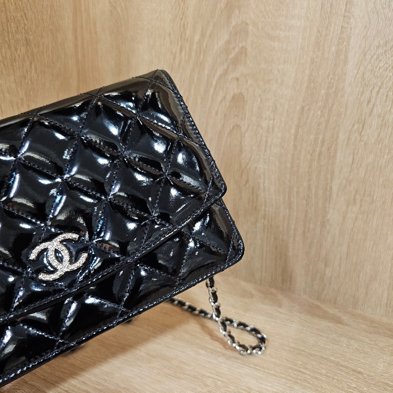 [絕版品好物❣️] Chanel黑漆亮皮菱格WOC斜背包-1
