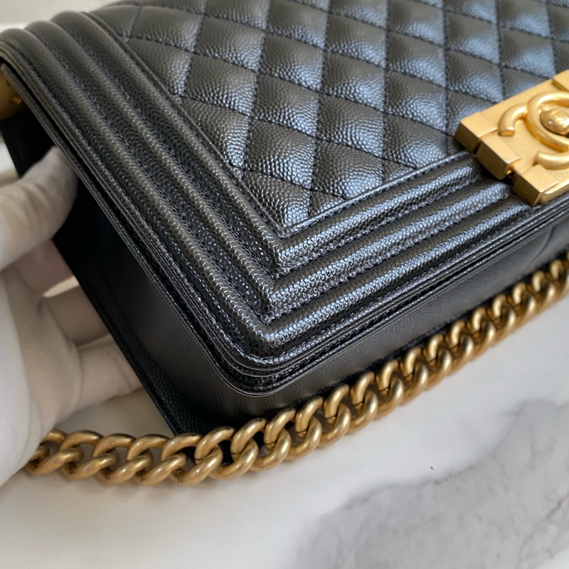 Chanel Boy25 中號 黑金荔枝皮 晶片款 |經典不敗|商務百搭|貴婦小姊姊必備款|誠🉑小議-9