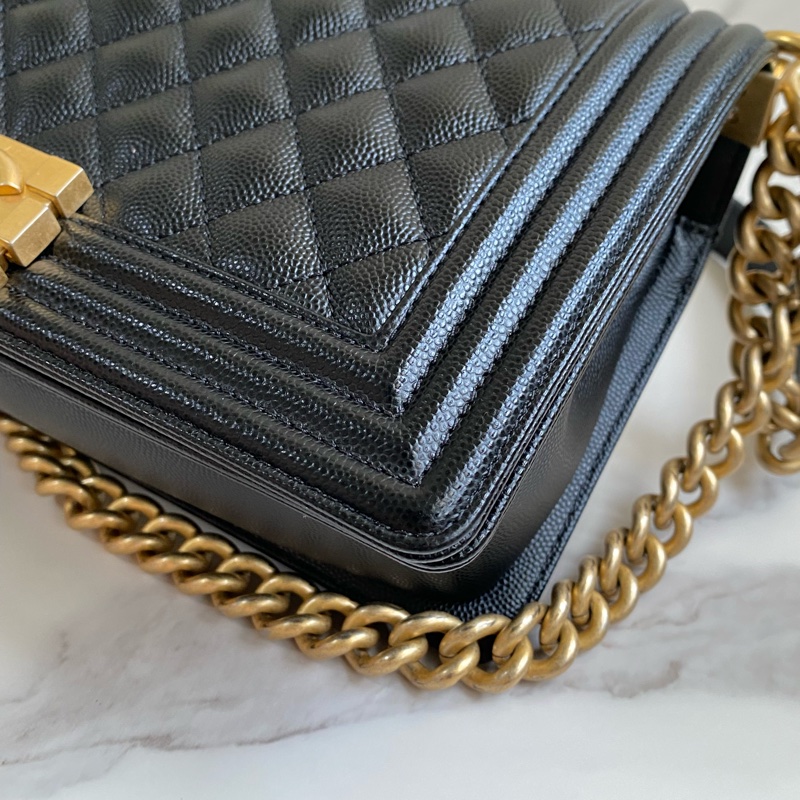 Chanel Boy25 中號 黑金荔枝皮 晶片款 |經典不敗|商務百搭|貴婦小姊姊必備款|誠🉑小議-10