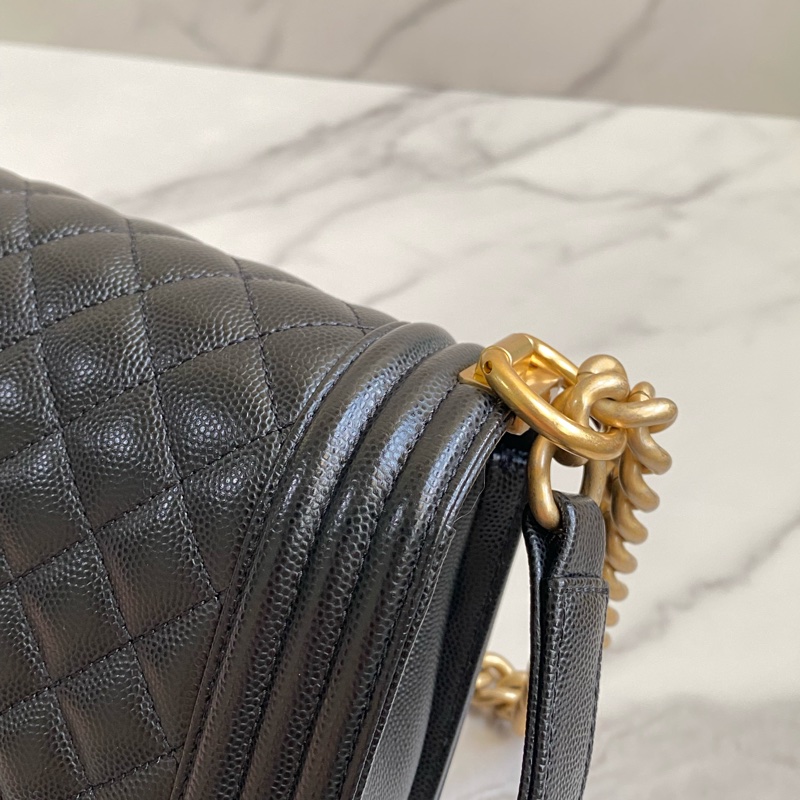 Chanel Boy25 中號 黑金荔枝皮 晶片款 |經典不敗|商務百搭|貴婦小姊姊必備款|誠🉑小議-11