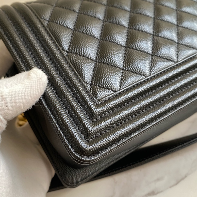 Chanel Boy25 中號 黑金荔枝皮 晶片款 |經典不敗|商務百搭|貴婦小姊姊必備款|誠🉑小議-13