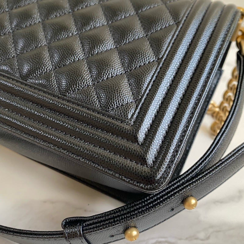 Chanel Boy25 中號 黑金荔枝皮 晶片款 |經典不敗|商務百搭|貴婦小姊姊必備款|誠🉑小議-14