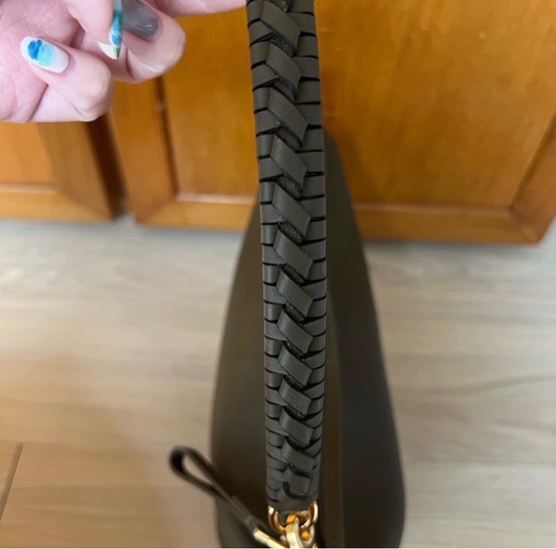 Loewe 陶瓦綠_經典小牛皮編織螺旋肩帶-6