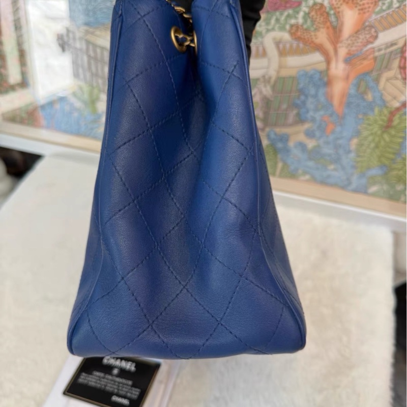 Chanel Calfskin 金扣 水桶包 Stitched Egyptian Amulet Drawstring Bag Blue-2