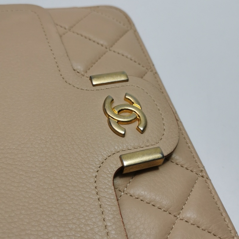 Chanel 牛皮奶茶色純色菱格絎縫雙C logo斜挎包單肩包Archi Chic-12