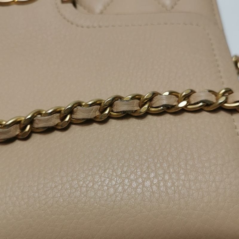 Chanel 牛皮奶茶色純色菱格絎縫雙C logo斜挎包單肩包Archi Chic-13