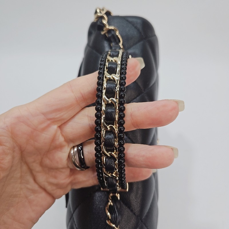 CHANEL 黑羊皮淡金扣黑珍珠拼皮穿鏈斜背包-7