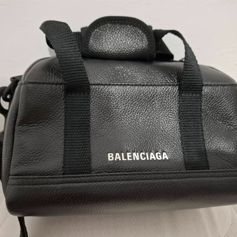 BALENCIAGA 巴黎世家 673173 黑色 荔枝皮斜背包 (EXPLORER DUFFLE)-5