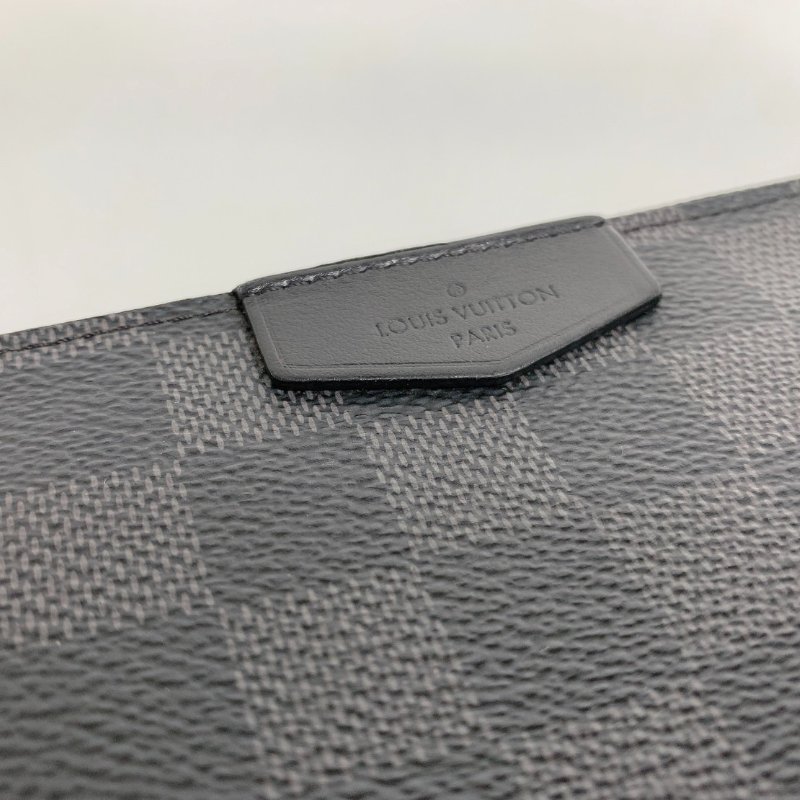 LV ALPHA 棋盤格拉鍊隨身斜背包-6