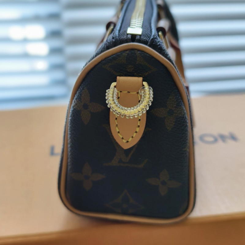 LV nano speedy M81085年份:2024
尺寸:16×10x7.5厘米(長×
度x高度x關度)
附件:原廠防塵袋-4