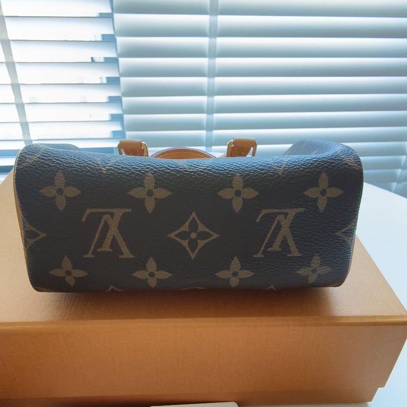 LV nano speedy M81085年份:2024
尺寸:16×10x7.5厘米(長×
度x高度x關度)
附件:原廠防塵袋-7