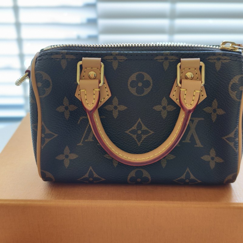 LV nano speedy M81085年份:2024
尺寸:16×10x7.5厘米(長×
度x高度x關度)
附件:原廠防塵袋-12