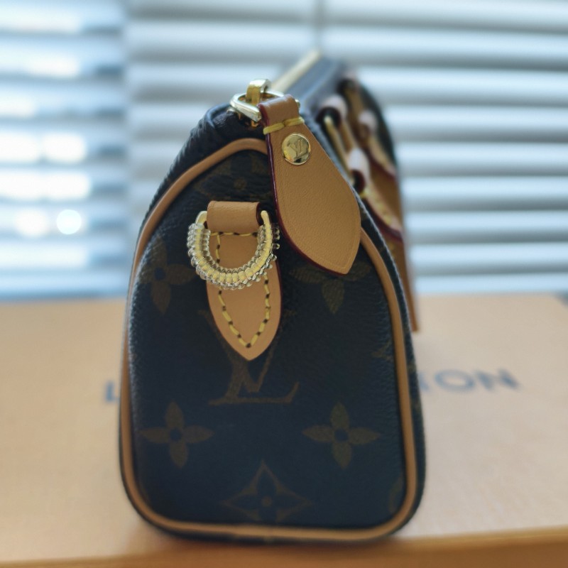 LV nano speedy M81085年份:2024
尺寸:16×10x7.5厘米(長×
度x高度x關度)
附件:原廠防塵袋-16