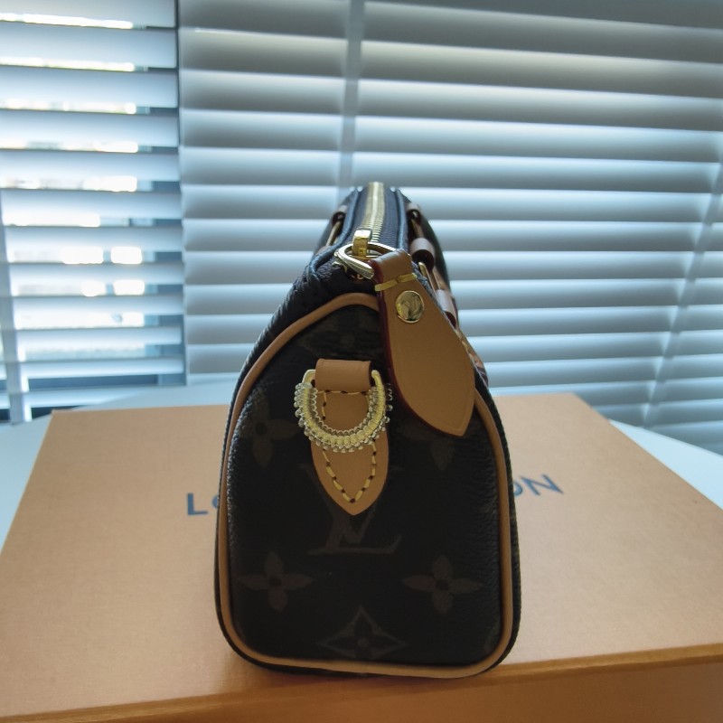 LV nano speedy M81085年份:2024
尺寸:16×10x7.5厘米(長×
度x高度x關度)
附件:原廠防塵袋-21