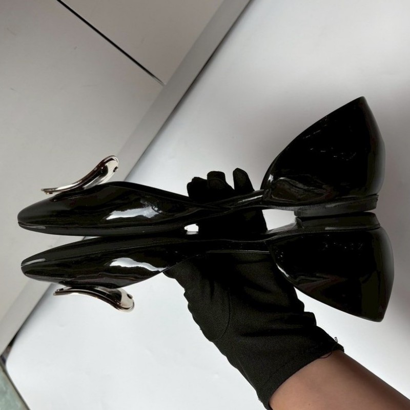 Roger Vivier 銀方釦尖頭黑漆皮平底鞋-6