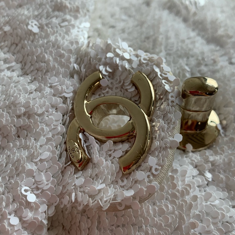Chanel 香奈兒25B 亮片金扣白色後背包-18