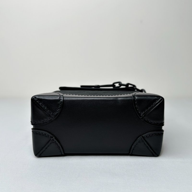 LV 全新Nano Steamer壓紋斜背包-8