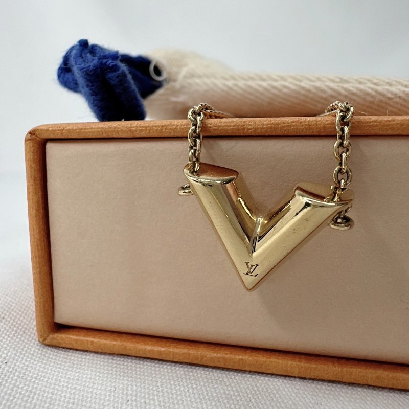 LV Essential V金色手鏈-3