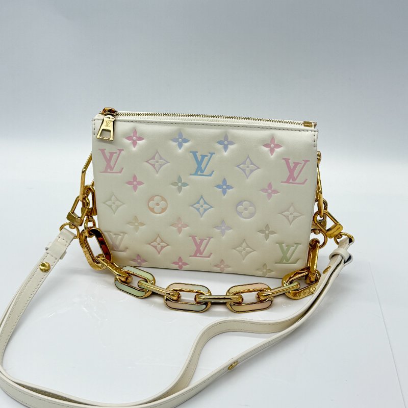 LOUIS VUITTON 小羊皮 水彩漸變 Logo壓印 Coussin BB 鏈條金屬琺瑯 手拿包 單肩包 (雙肩帶)-1