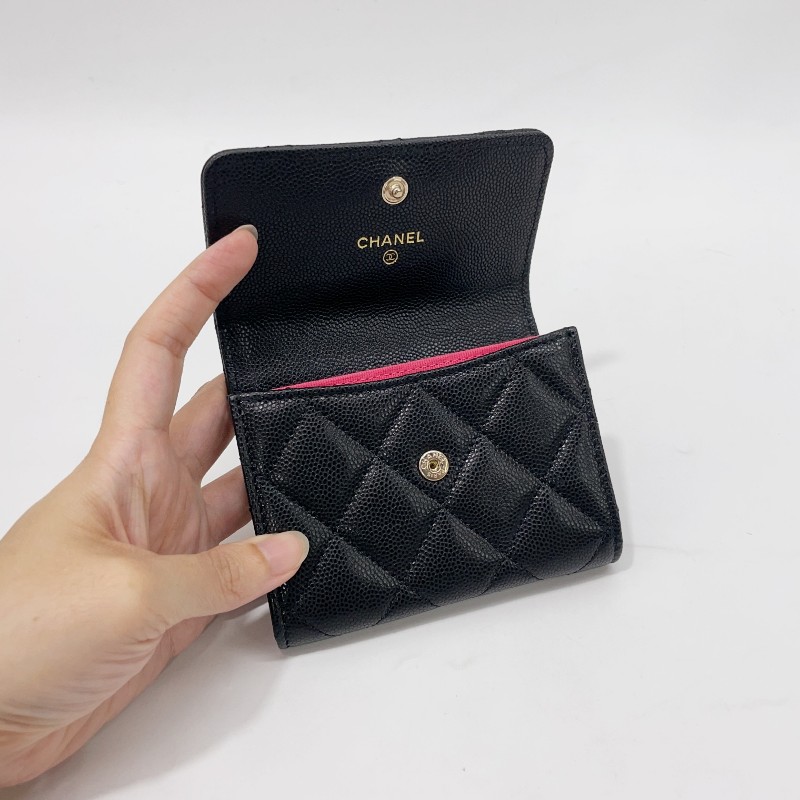 Chanel 黑荔枝牛皮淡金釦簍空Logo下蓋雙層卡包-8