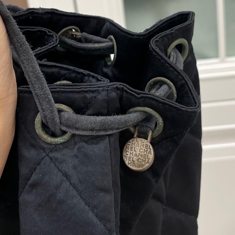 CHANEL Matelasse Logo 黑 珍珠logo 迷你抽繩 緞面絲綢 麂皮 炫雅 後背包 斜背包-29