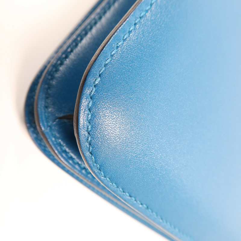 HERMES Tadelakt皮革Constance Mini金扣肩背袋Bleu Izmir-14