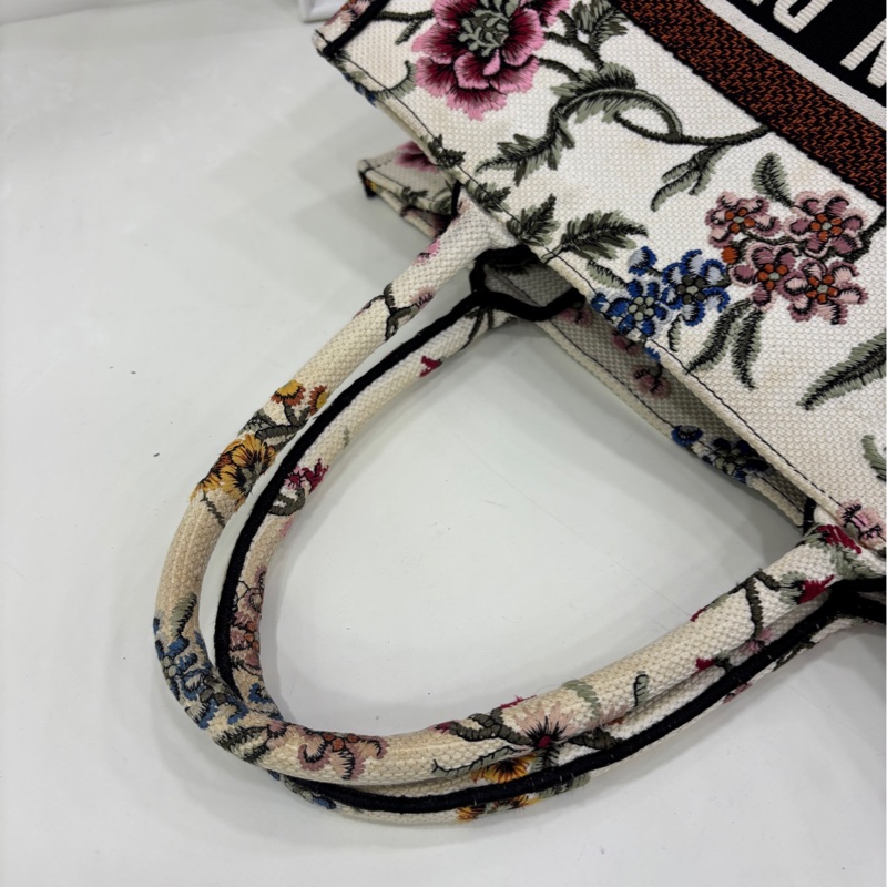Dior迪奧book tote 中型手袋白色布料圖案刺繡款 23年編碼 另外一面有刻字 介意的慎拍-9