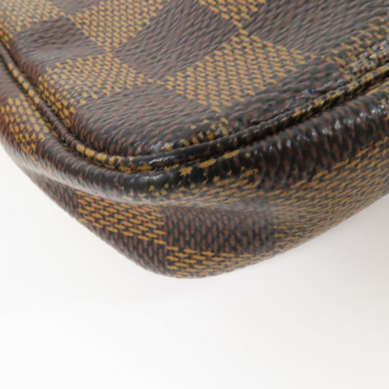 LOUIS VUITTON Damier Mini Pochette金扣鏈帶手挽袋-4