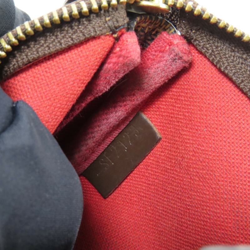 LOUIS VUITTON Damier Mini Pochette金扣鏈帶手挽袋-12