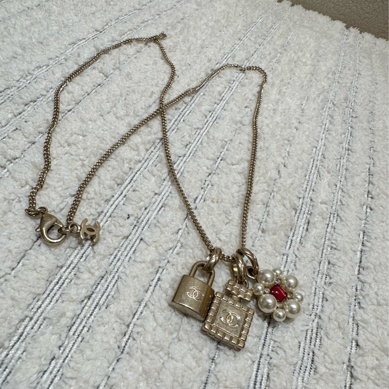 CHANEL香奈兒項鍊 復古做舊金色 鎖頭 香水瓶 珍珠花朵 經典造型吊墜項鍊 鍊長32cm-2