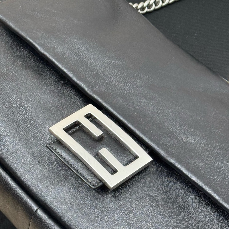 FENDI 大號經典Baguette Chain黑色皮革斜背/肩背包-1