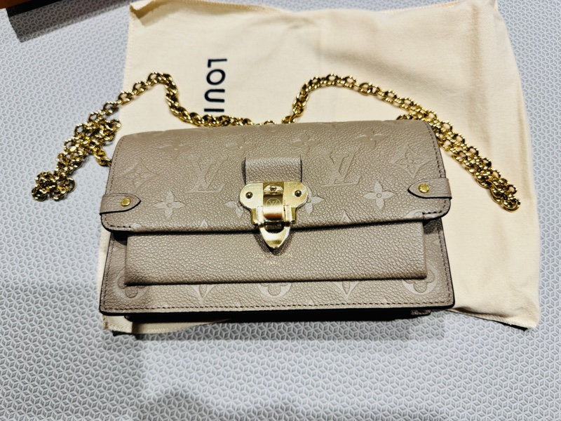 LV M69423 經典 VAVIN 系列Empreinte 壓花牛皮肩/斜背包(絕版斑鳩灰色)-0