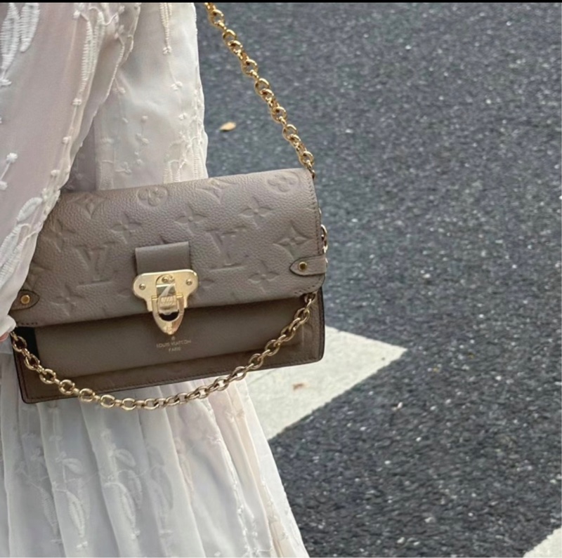 LV M69423 經典 VAVIN 系列Empreinte 壓花牛皮肩/斜背包(絕版斑鳩灰色)-1