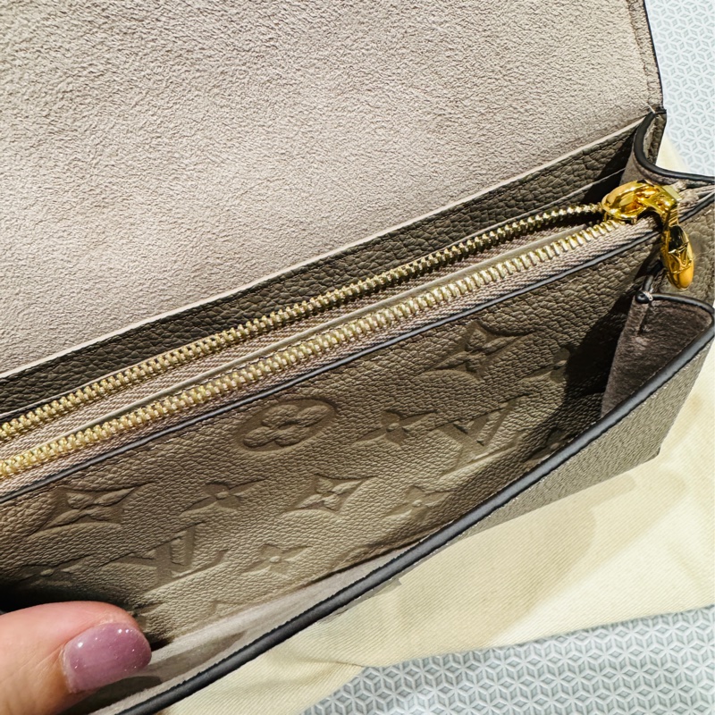 LV M69423 經典 VAVIN 系列Empreinte 壓花牛皮肩/斜背包(絕版斑鳩灰色)-12