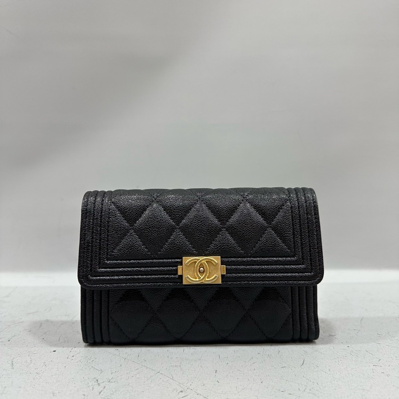 Chanel A84302 黑荔枝皮金釦boy中夾-0