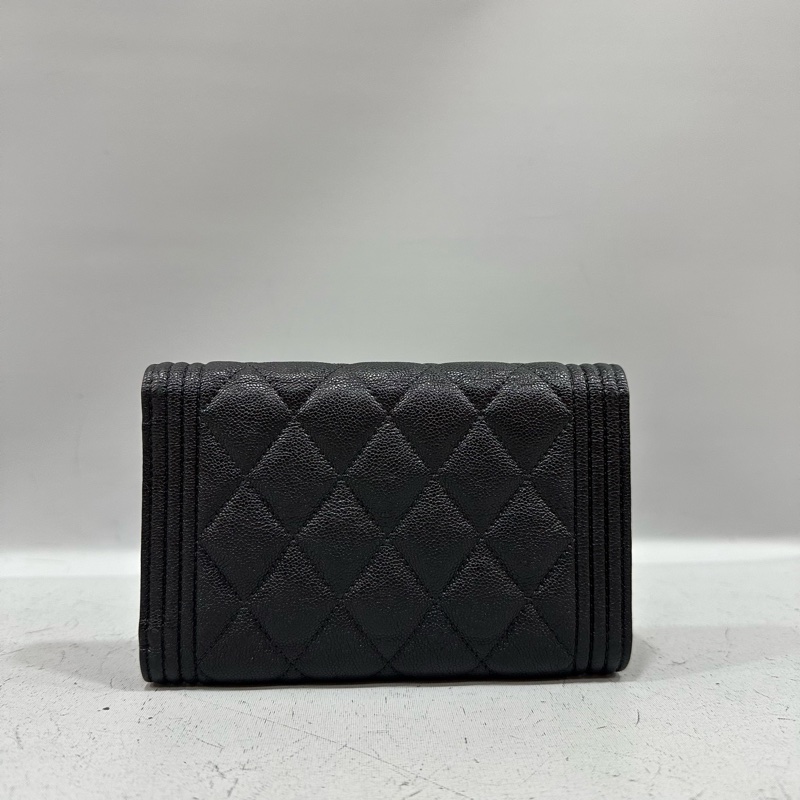 Chanel A84302 黑荔枝皮金釦boy中夾-1