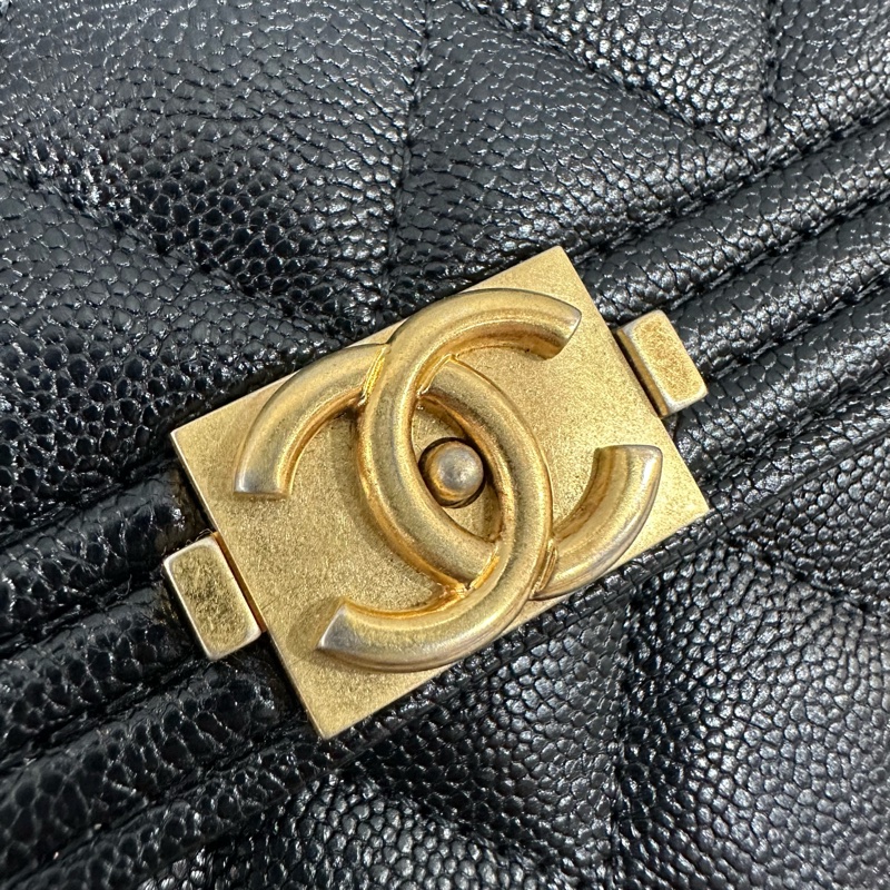 Chanel A84302 黑荔枝皮金釦boy中夾-16