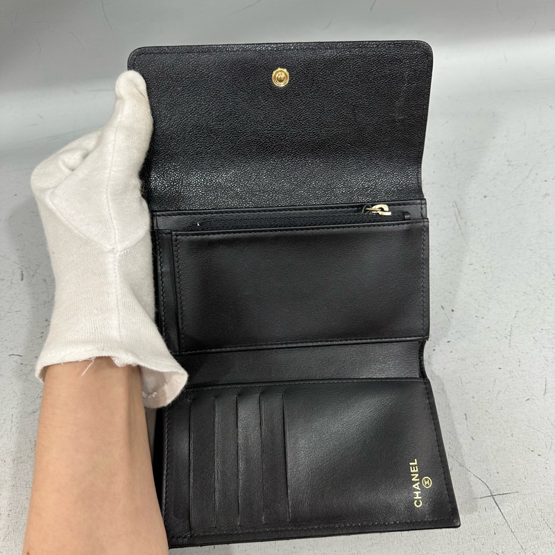 Chanel A84302 黑荔枝皮金釦boy中夾-17