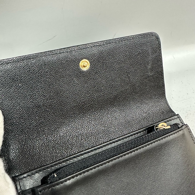 Chanel A84302 黑荔枝皮金釦boy中夾-18