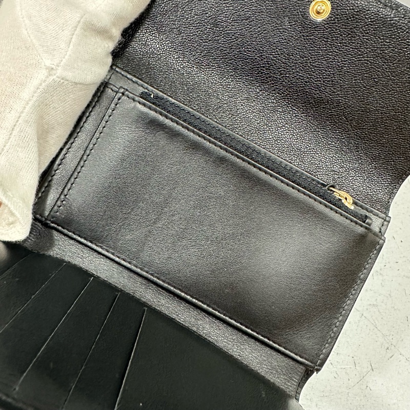 Chanel A84302 黑荔枝皮金釦boy中夾-21