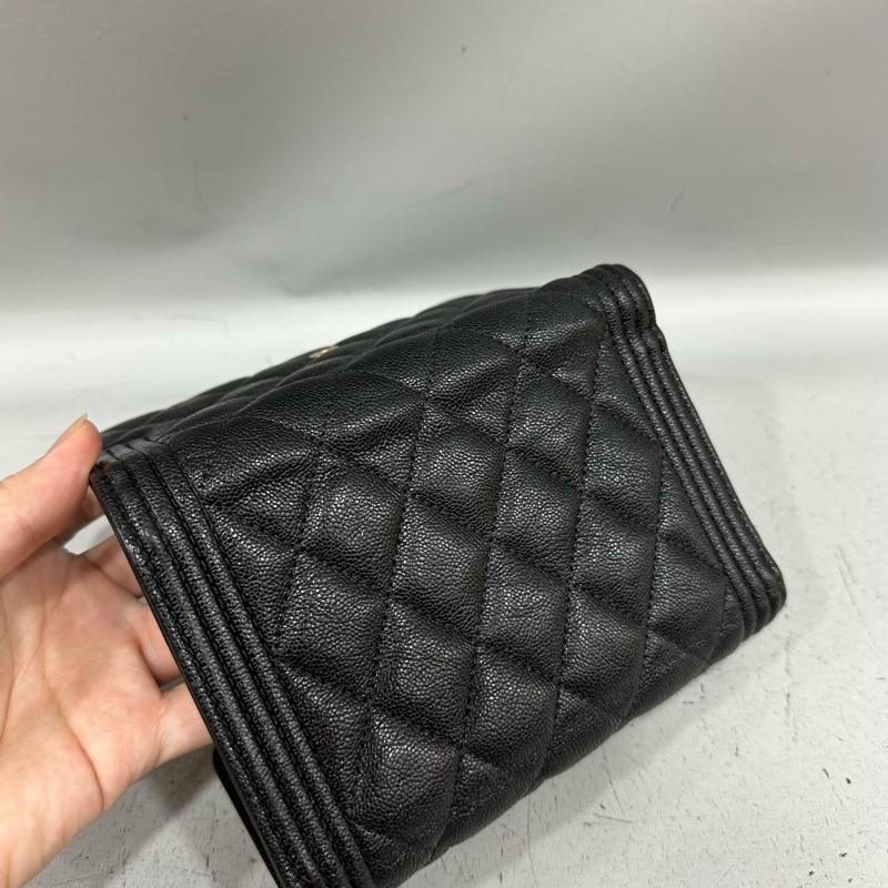 Chanel A84302 黑荔枝皮金釦boy中夾-37