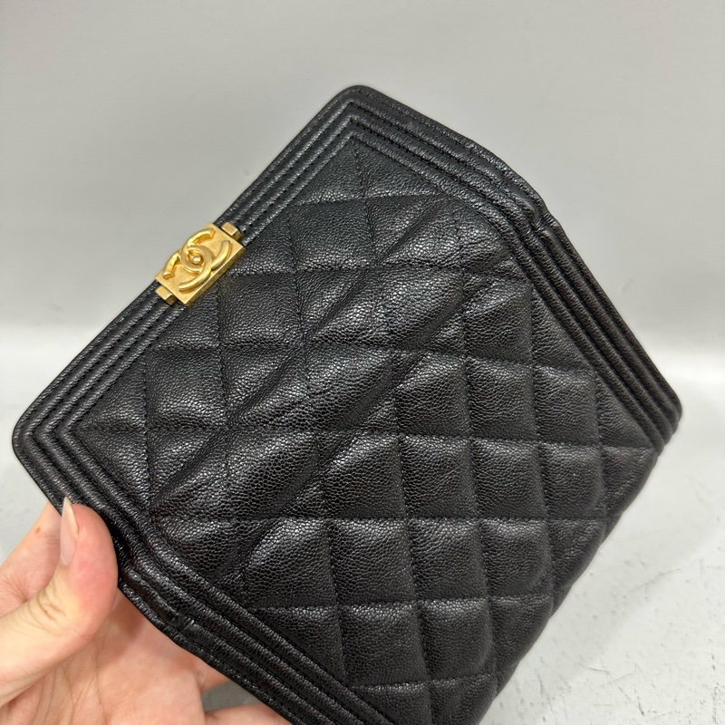 Chanel A84302 黑荔枝皮金釦boy中夾-38