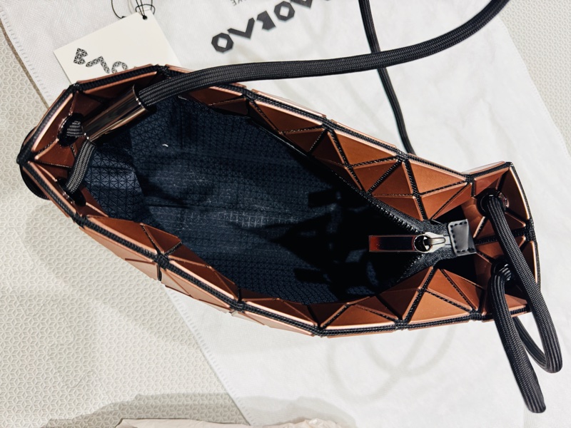ISSEY MIYAKE 三宅一生 BAOBAO 4x8 LOOP亮面斜背包- 古銅色豆腐包-10