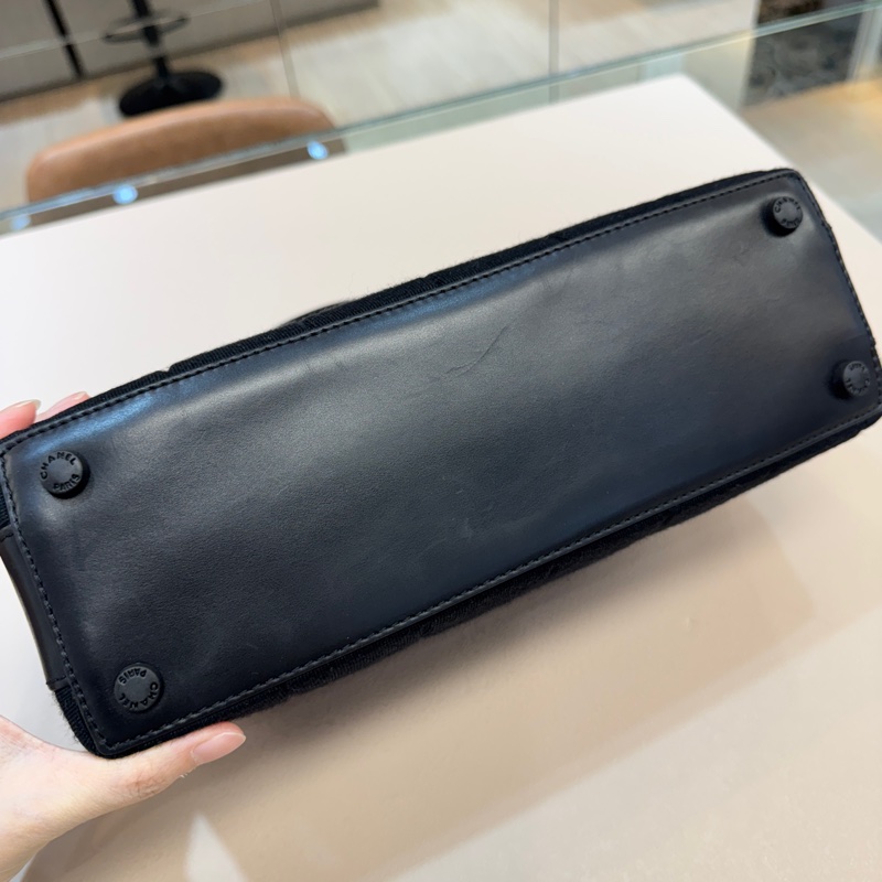 CHANEL黑帆布黑釦方塊格紋雙耳保齡球包A17377-15