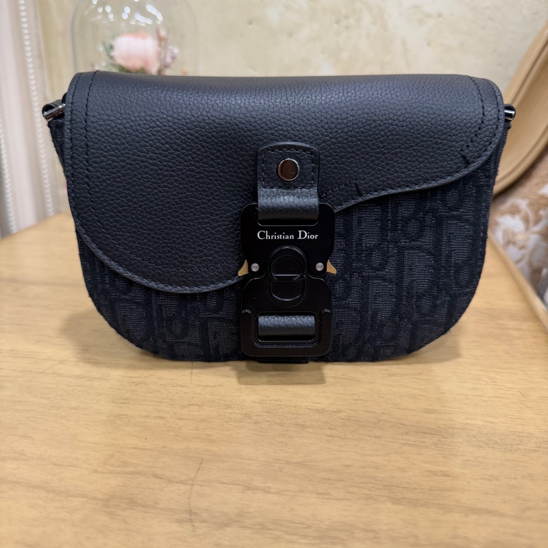 Dior 黑緹花黑牛皮Saddle黑釦mini翻蓋斜背郵差包-5