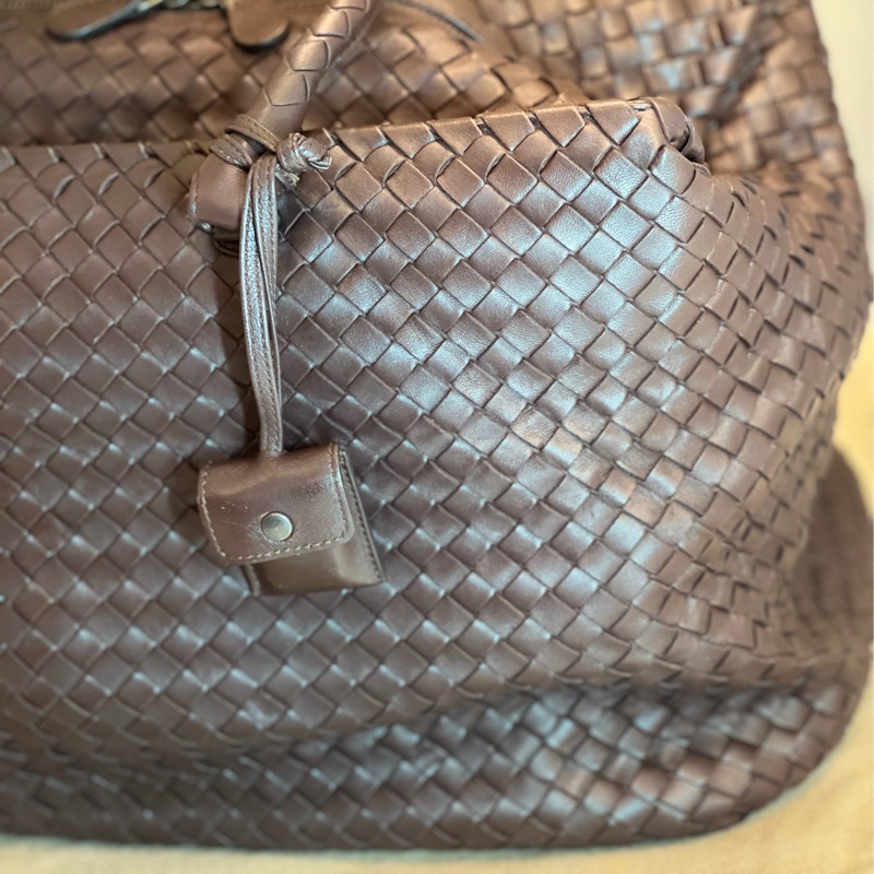 Bottega Veneta 柔軟小羊皮深咖啡色行李袋-16