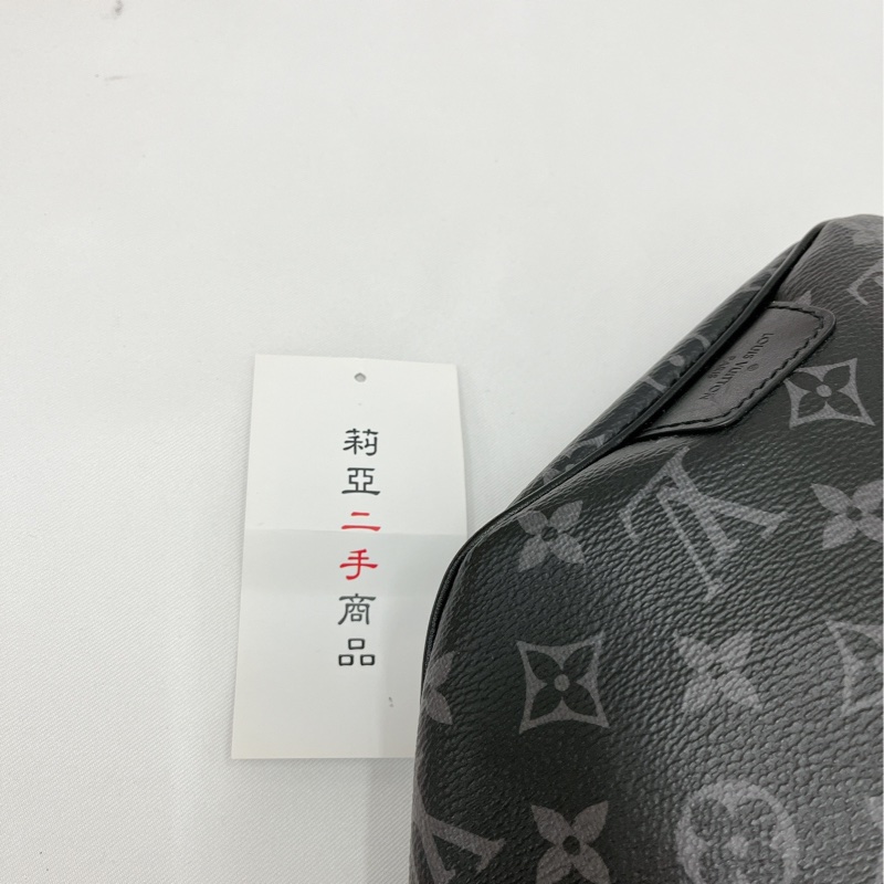 莉亞精品♡ LV 黑灰胸包 二手美包-8