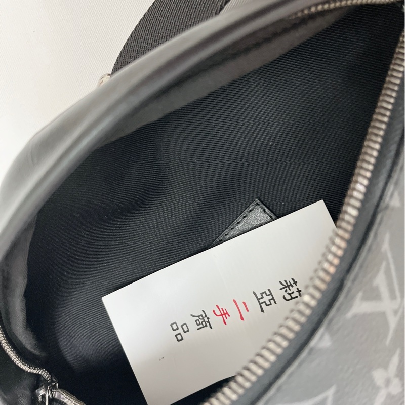 莉亞精品♡ LV 黑灰胸包 二手美包-10