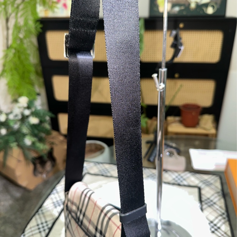 BURBERRY 帆布斜背包-30